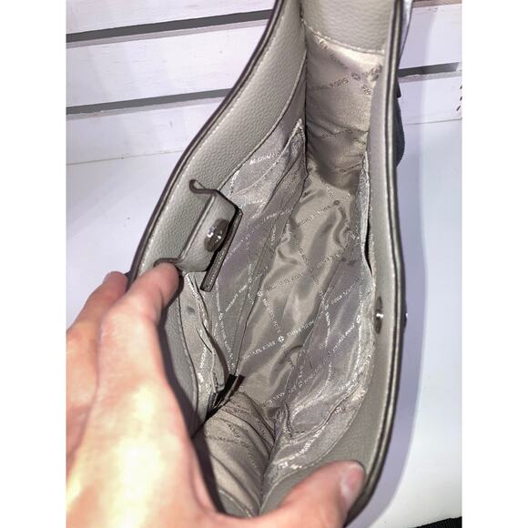 MICHAEL KORS, SMALL WHITE SIGNATURE LEATHER CROSSBODY BAG - Picture 13 of 16